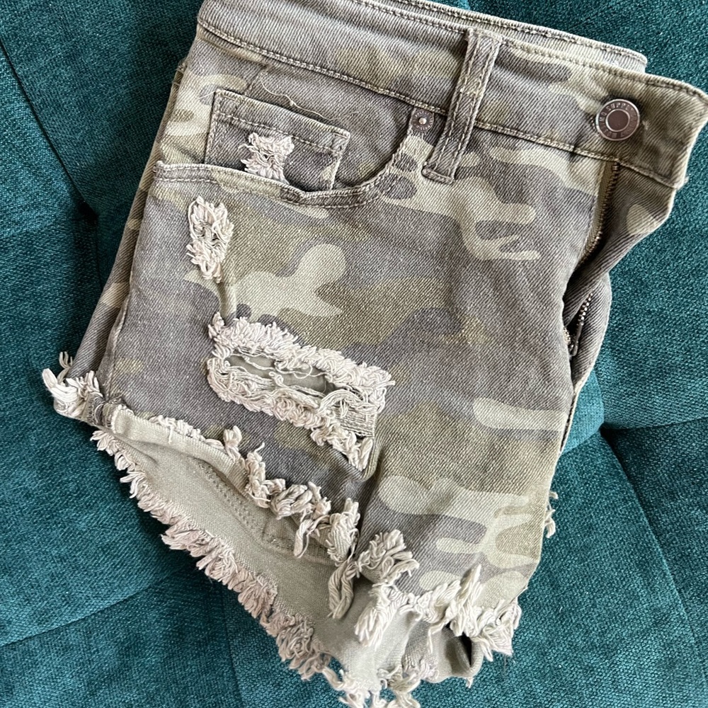 MOSSIMO CAMO SHORTS SIZE 4/27
